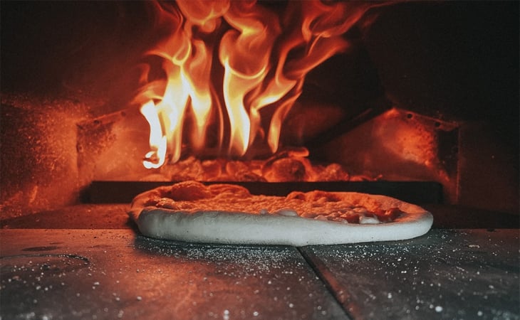 Pizza cooked with wood in oven - Pizza delivery